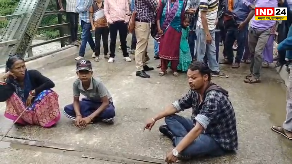 जच्चा-बच्चा की मौत मामले में न्याय की गुहार, पति दो मासूम बच्चों संग धरने पर बैठा