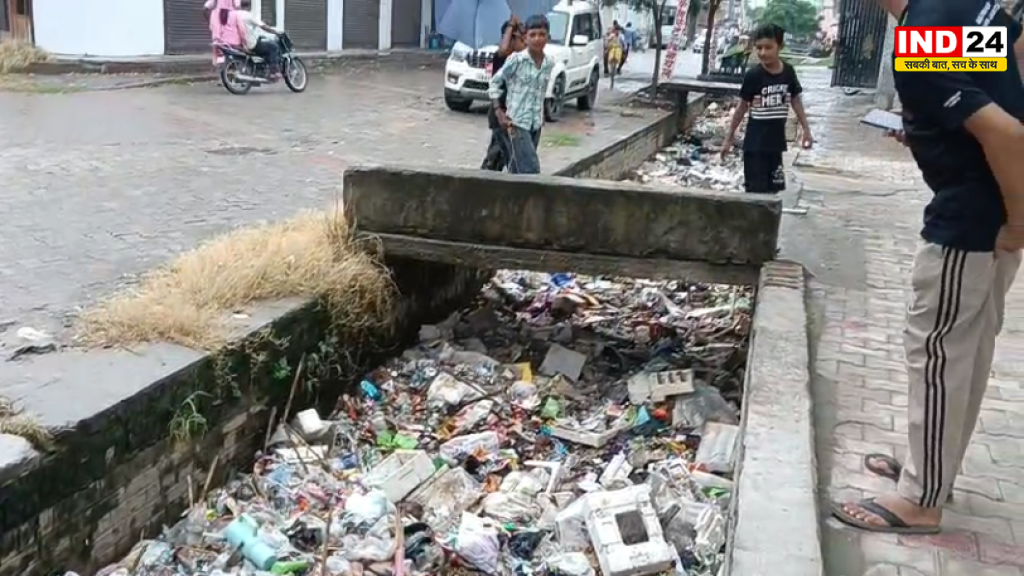 मानसून बना मुसीबत, चकरपुर गांव में उफनते नाले ने रोकी लोगों की राह
