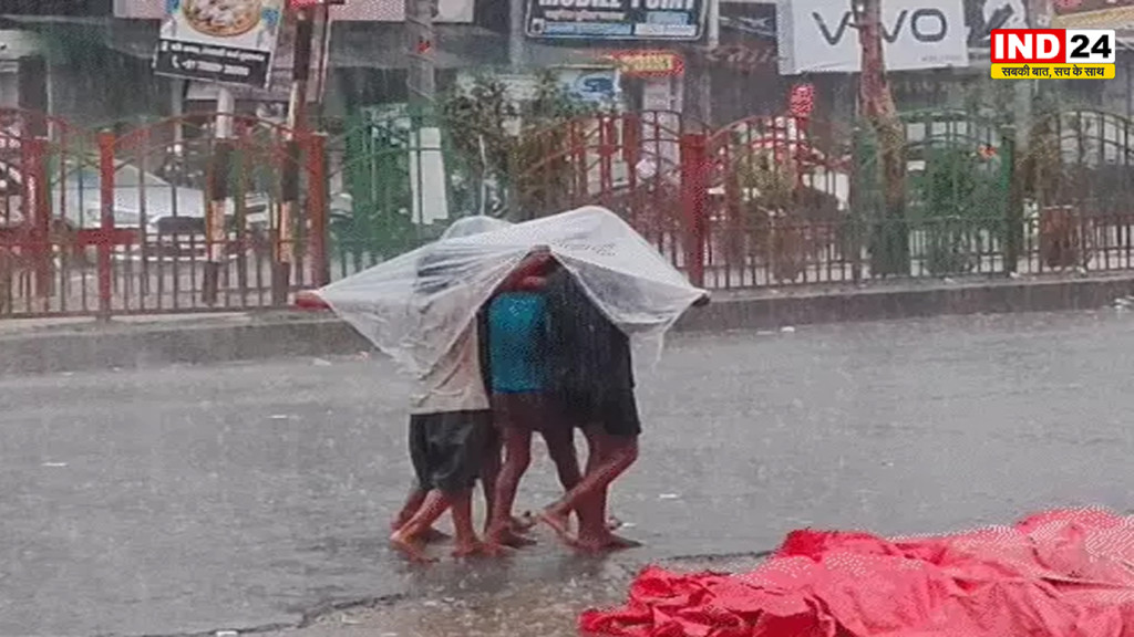 यूपी में मानसून का असर तेज, मथुरा में जलभराव से सड़कें बनीं नदी, कानपुर में 100 फीट लंबी दीवार गिरी