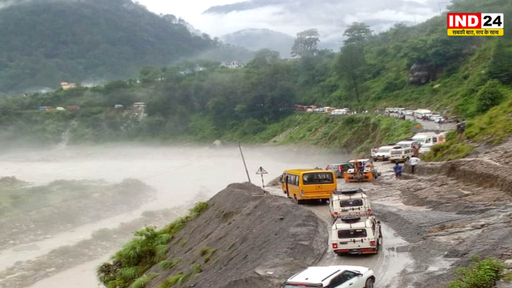 उत्तराखंड में भारी बारिश से बढ़ा भूस्खलन का खतरा, चमोली में मलबा गिरने से नंदप्रयाग-नंदानगर मार्ग बंद