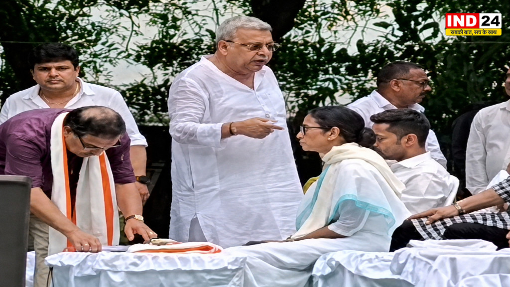 21 जुलाई के मंच पर अनबन: ममता बनर्जी ने कहा - अरे रुको!, तो गुस्से में भाषण छोड़कर मंच से उतरे सांसद कल्याण बनर्जी