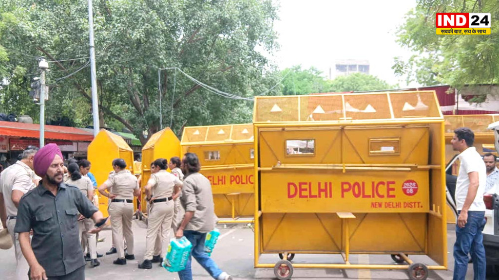 PM आवास की सुरक्षा पर सख्ती की मांग: सैकड़ों वकीलों ने दिल्ली पुलिस को सौंपा ज्ञापन, हाई-सिक्योरिटी जोन में प्रदर्शन के लिए SOP बनाने की अपील