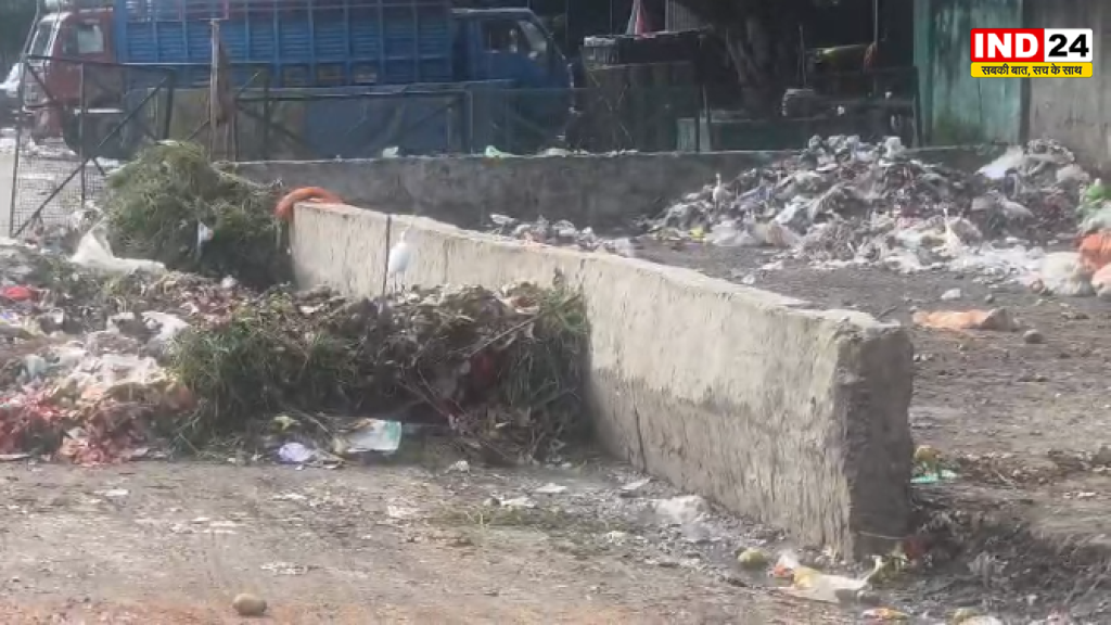 उत्तराखंड की मंडियों में सफाई व्यवस्था पर सवाल, लाखों के ठेके के बावजूद हल्द्वानी मंडी में गंदगी का अंबार