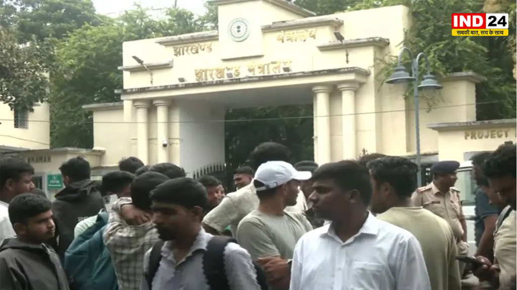 Jharkhand JSSC-CGL: परीक्षा रद्द होने से चयनित अभ्यर्थियों में नाराजगी, प्रोजेक्ट भवन के बाहर प्रदर्शन; कोर्ट जाने की चेतावनी