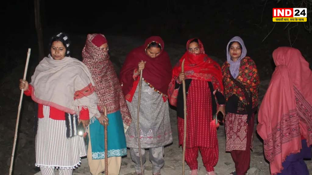 लाठी थामकर रात में पहरा देती हैं महिलाए, देहरादून के इस गांव में नशे के खिलाफ छिड़ी जमीनी जंग