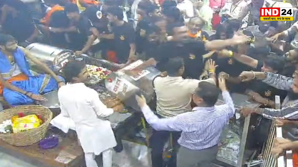 महाकाल मंदिर में उपद्रवियों का हंगामा, बैरिकेडिंग तोड़ी और दान पेटियां फेंकीं, कार्रवाई शुरू