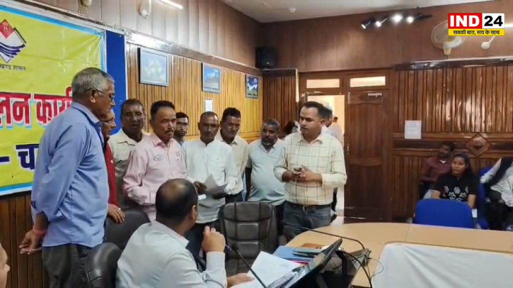 डोली के सहारे मरीज और गर्भवती महिलाएं, सड़क के लिए ग्रामीणों ने उठाई आवाज