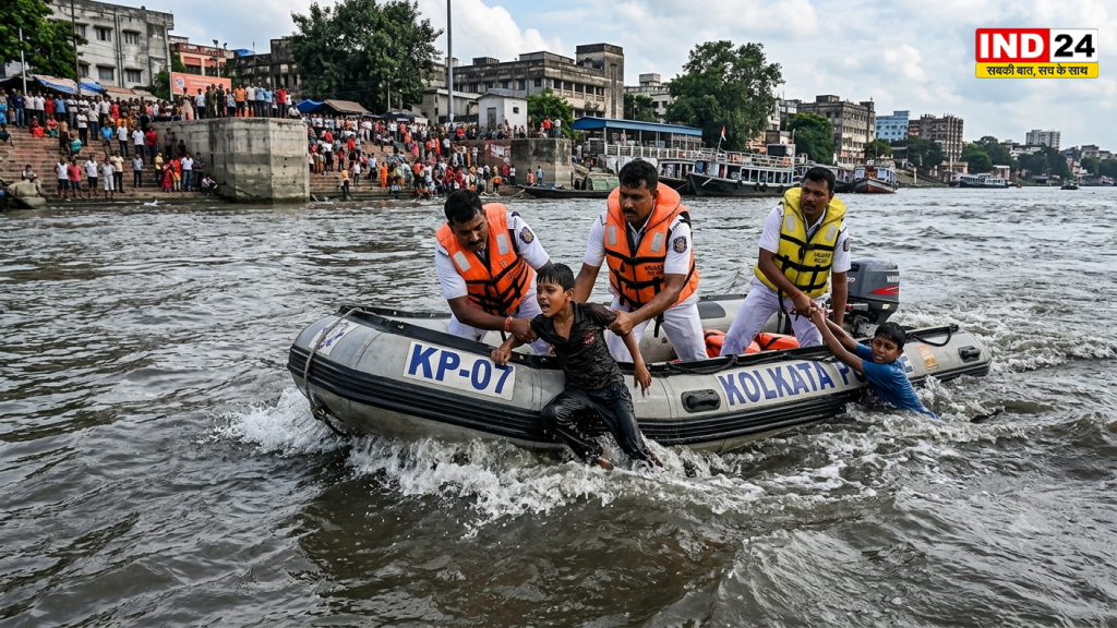 अहिरीटोला घाट पर बड़ा हादसा टला, हुगली की तेज धार में बहे 2 लड़कों को कोलकाता पुलिस ने बचाया