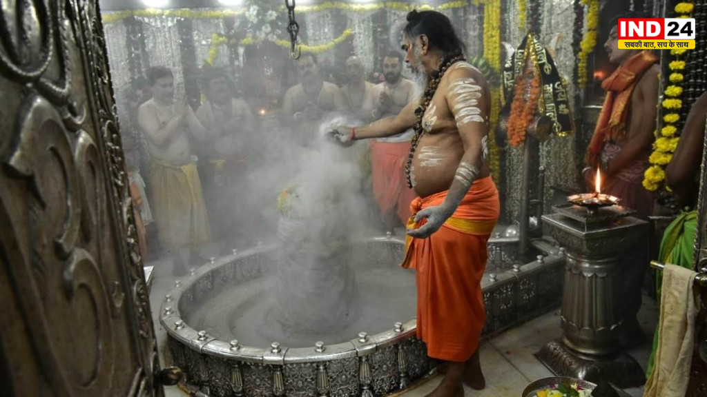 पहले सावन सोमवार पर महाकाल की दिव्य भस्म आरती, 'हर-हर महादेव' के जयघोष से गूंजा उज्जैन; ओंकारेश्वर में आज निकलेगी पारंपरिक सवारी