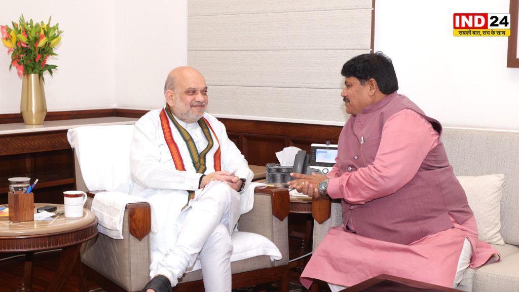 ‘नए भारत के चाणक्य’: उज्जैन सांसद अनिल फिरोजिया ने अमित शाह पर लिखी किताब,पहली प्रति गृहमंत्री को भेंट की 
