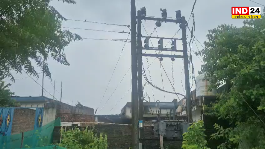 बाजपुर में बड़ा हादसा टला: घर के आंगन में गिरा हाईटेंशन तार, स्कूल के बच्चों की जान पर मंडरा रहा खतरा