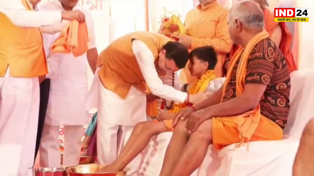 हरिद्वार में सीएम धामी का सेवा भाव, कांवड़ियों को परोसा भोजन और किया सम्मान