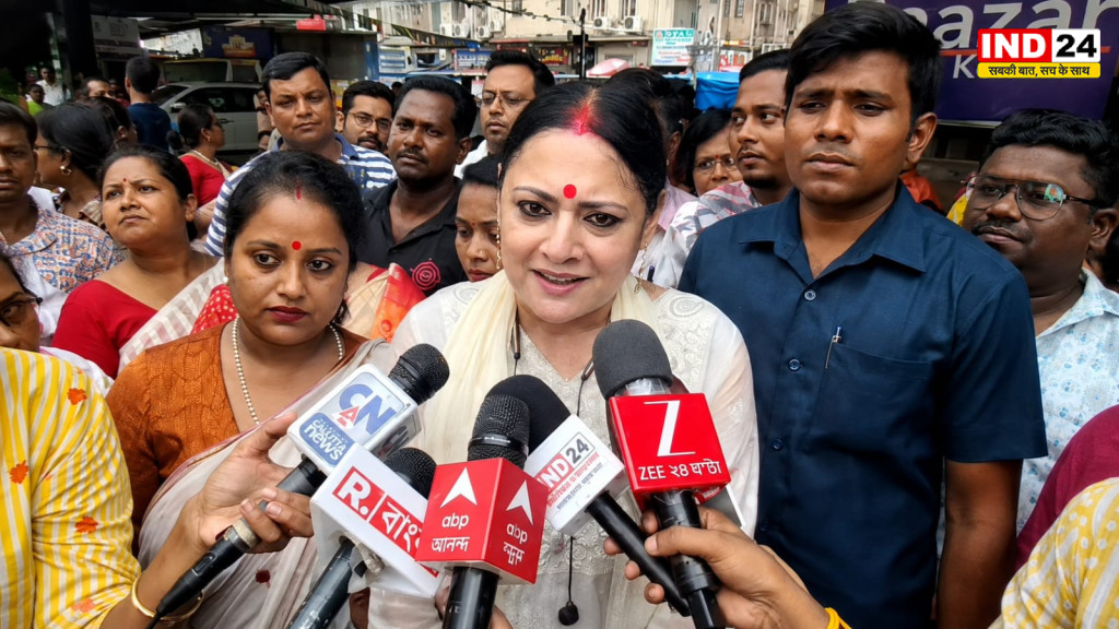 गड़ियाहाट मोड़ पर BJP का रक्षाबंधन कार्यक्रम: अग्निमित्रा पॉल ने राहगीरों और फुटपाथवासी बच्चों को बांधी राखी, बांटी पढ़ाई की सामग्री