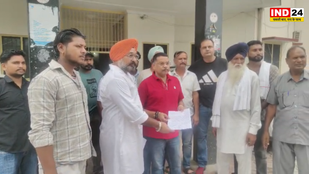 40 साल से सड़क निर्माण की राह देख रहे बूढ़ा फार्म के ग्रामीण, एसडीएम को सौंपा ज्ञापन