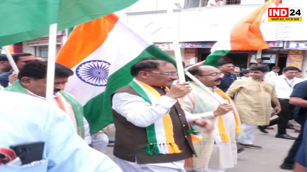 रायपुर में निकली भव्य तिरंगा यात्रा, CM विष्णुदेव साय ने लहराया तिरंगा