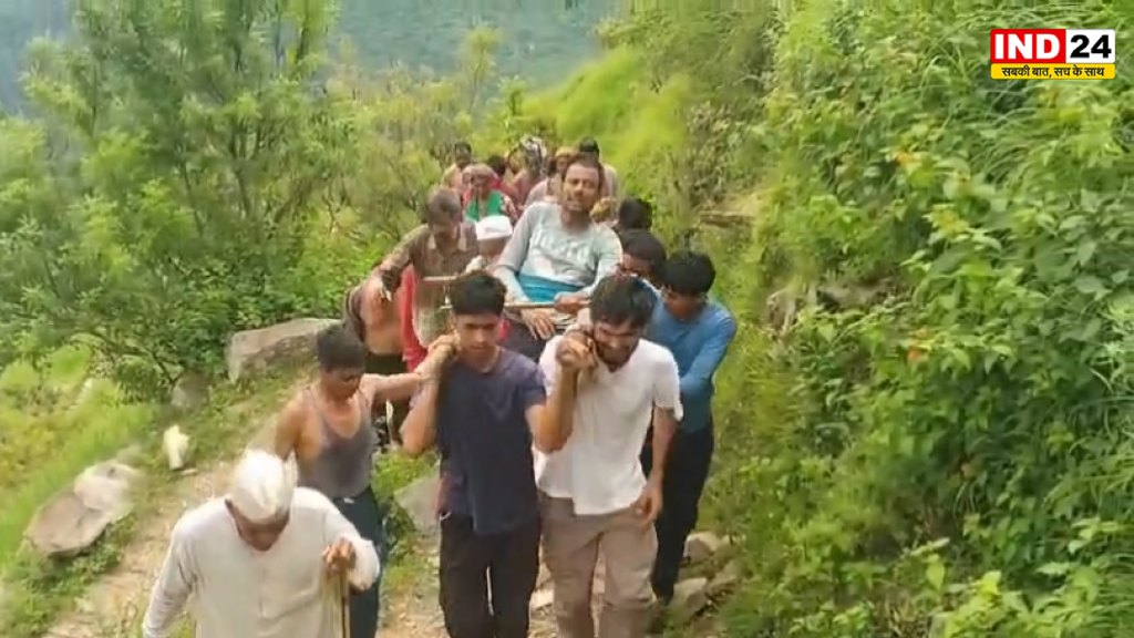 सड़क के अभाव में जिंदगी दुश्वार: बैल के हमले में घायल ग्रामीण को कुर्सी की डोली से पहुंचाया सड़क तक, ग्रामीणों में आक्रोश