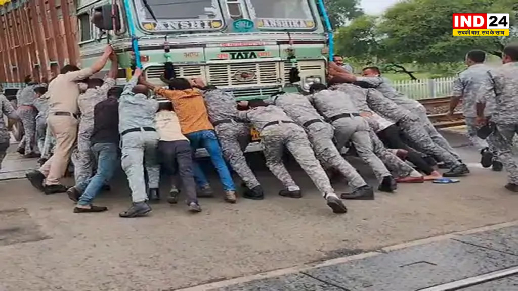 सागर में टला बड़ा रेल हादसा, रेलवे ट्रैक पर बंद हुआ ट्रक, QRF जवानों ने निकाला