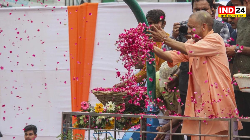 मेरठ में कांवड़ियों पर सीएम योगी ने की पुष्प वर्षा, ‘बोल बम’ के नारों से गूंजा कांवड़ मार्ग