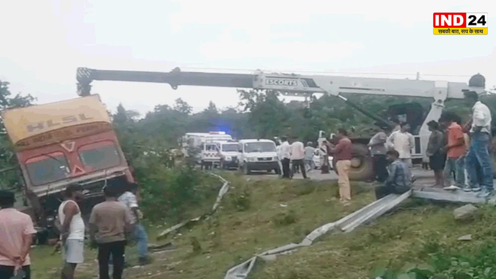 झारखंड: लातेहार में भीषण सड़क हादसा, कंटेनर ने बाइक-ऑटो में मारी टक्कर,6 की मौत