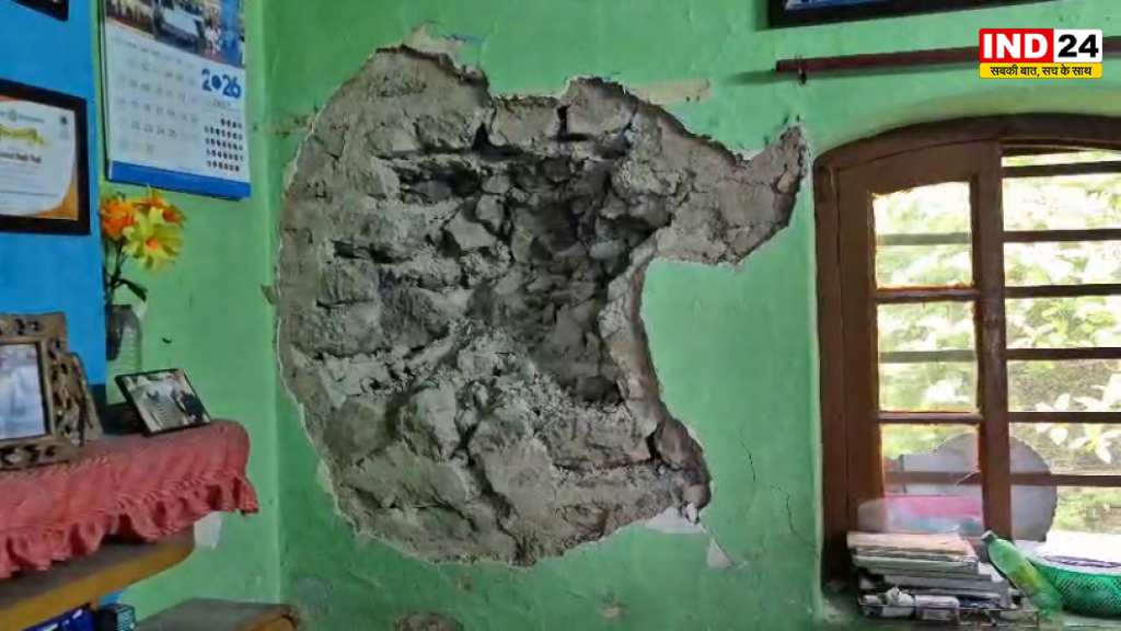 बरसात बनी आफत: मसूरी में पहाड़ी का हिस्सा टूटा, कमरे में घुसी भारी चट्टान
