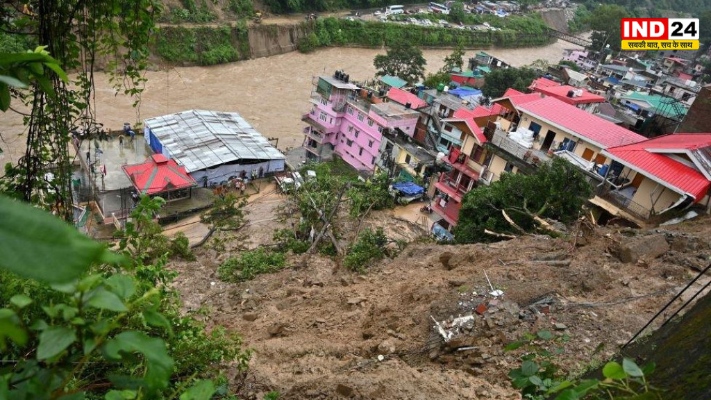 Heavy rain in Himachal Pradesh: हिमाचल प्रदेश में भारी बारिश और भूस्खलन ने मचाई तबाही
