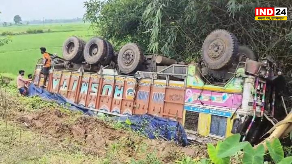 बांकुड़ा में बड़ा हादसा: गलत लेन में आए वाहन को बचाने में 15 फीट नीचे पलटा सीमेंट लदा 12 चक्कों का ट्रक