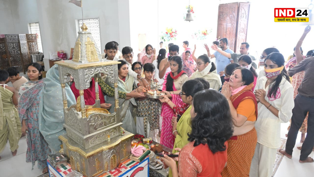 फ्रेंडशिप डे पर बच्चों ने भगवान से निभाई मित्रता, श्री मुनीसुव्रत स्वामी जिनालय में स्नात्र पूजा एवं आरती