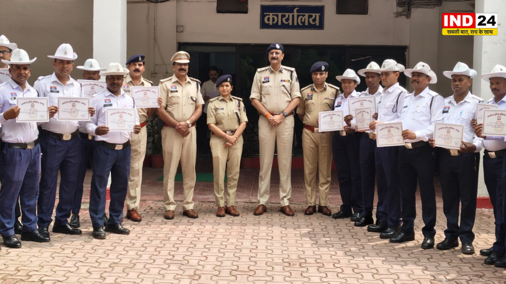 रायपुर ट्रैफिक पुलिस का शानदार काम: एक महीने में 9 चोरी के वाहन बरामद, 22 पुलिसकर्मी सम्मानित