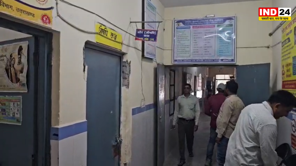 खानपुर CHC की बदहाल व्यवस्था: 8 डॉक्टरों के पद, इलाज के लिए सिर्फ 2; सुबह 8:30 बजे तक लटके रहे ताले