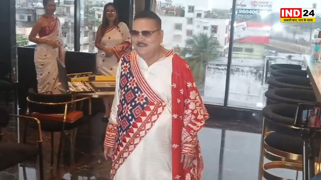दुर्गापूजा से पहले मदन मित्र का नया ‘फैशन अवतार’, गाना गाते हुए किया रैंप वॉक