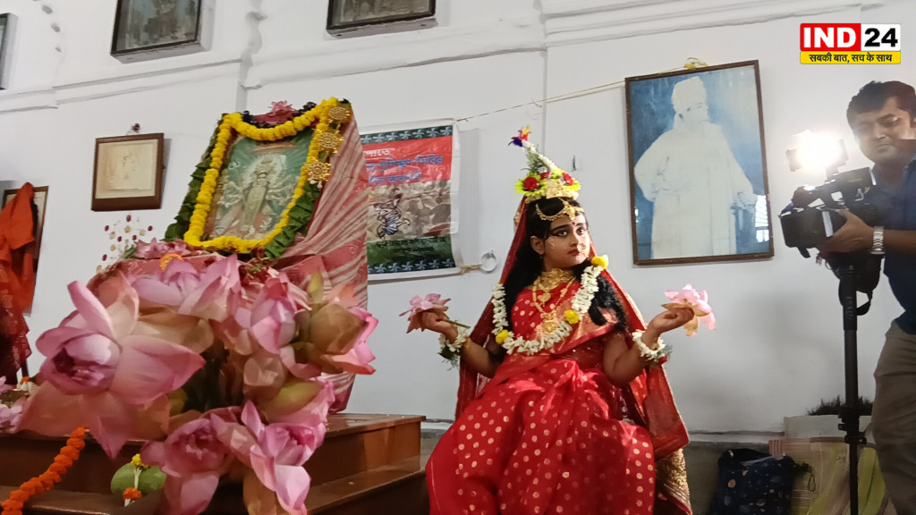 शोभाबाजार राजबाड़ी में दुर्गापूजा की पाठशाला, महिलाओं से लेकर Gen Z तक सीख रहे पूजा के मंत्र और विधि