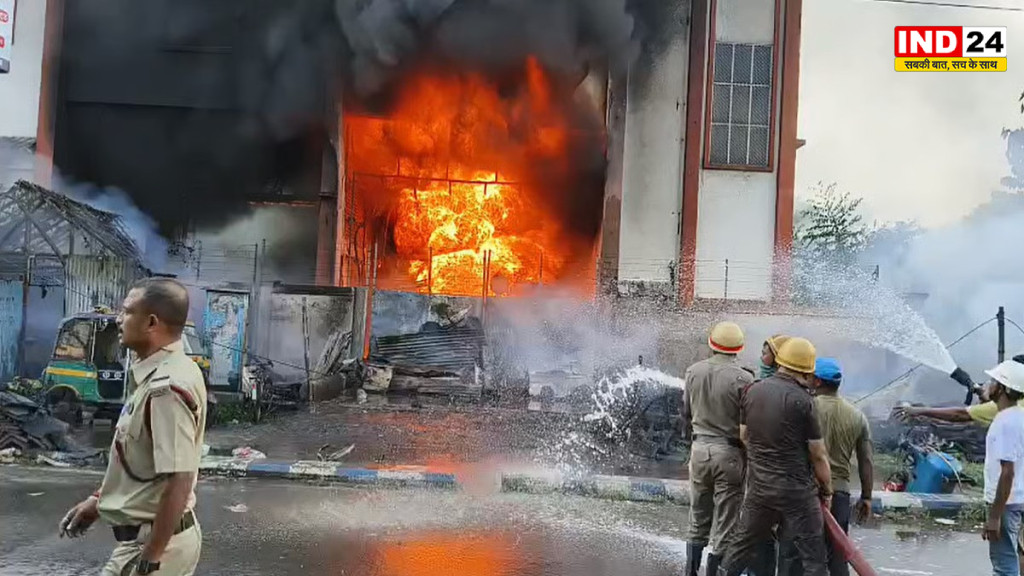 पानीहाटी में CESC की बहुमंजिला इमारत में भीषण आग: बीटी रोड पर यातायात ठप, रिहायशी इलाके तक फैलने का खतरा
