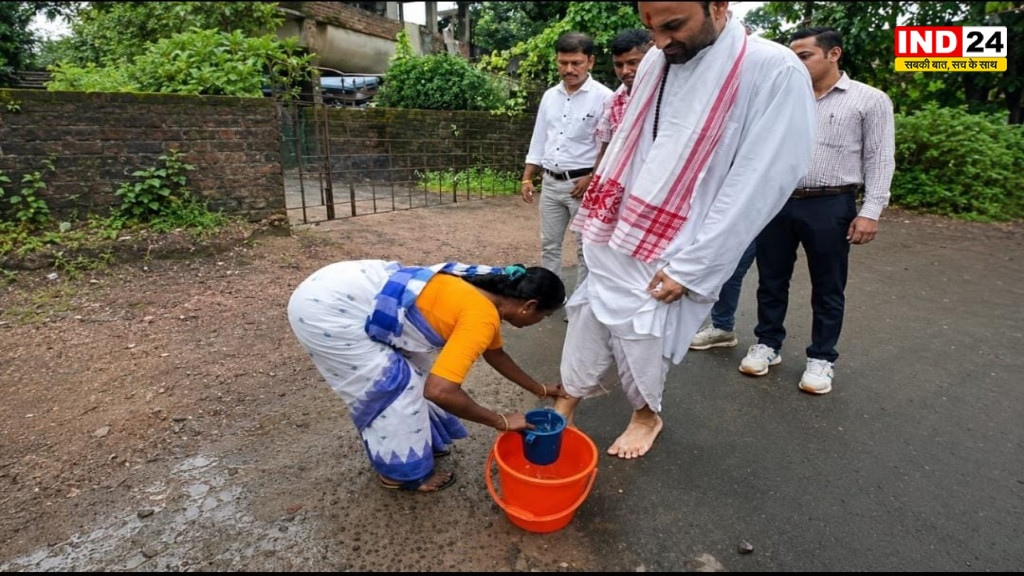पश्चिम बंगाल में BJP विधायक के बेटे के जन्मदिन पर पैर धुलाने का वीडियो वायरल, आदिवासी महिला से जुड़ी रस्म पर सियासी विवाद
