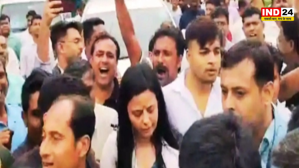 भीड़ के विरोध का सामना करना पड़ा महुआ मोइत्रा को, ‘गो बैक’ के नारों के बीच दिखाए गए काले झंडे