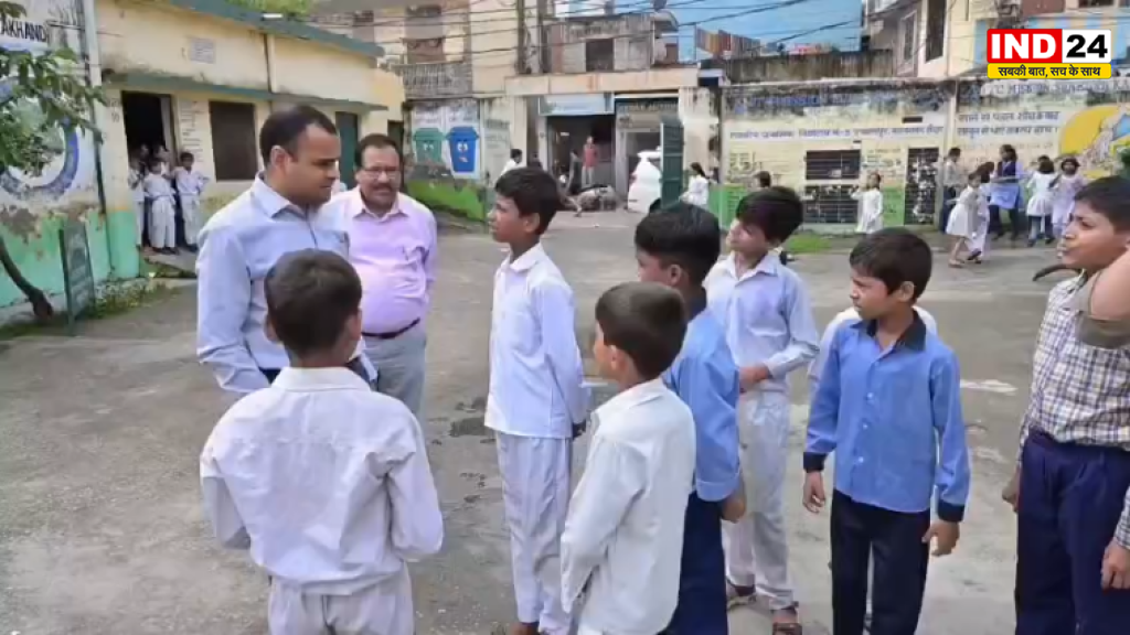 DM मयूर दीक्षित का स्कूलों में औचक निरीक्षण, शिक्षा की गुणवत्ता और मिड-डे मील का लिया जायजा
