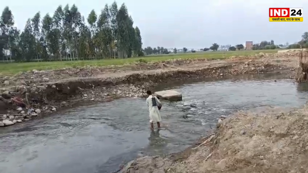 लेवड़ा नदी पर पुल निर्माण में देरी से ग्रामीणों में आक्रोश, नदी के पानी से गुजरने को मजबूर लोग
