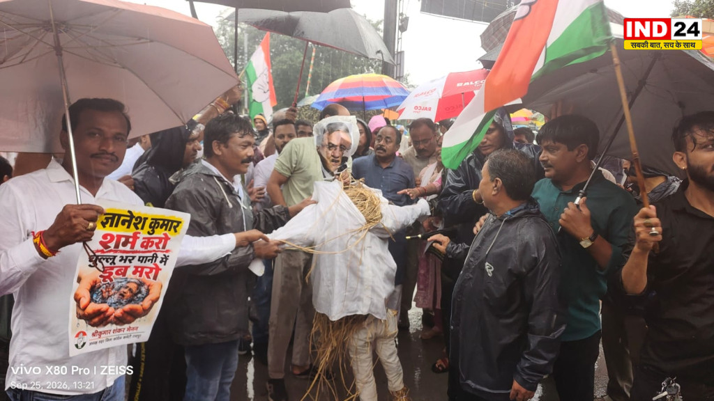 रायपुर में बारिश के बीच कांग्रेस का प्रदर्शन, निर्वाचन कार्यालय घेरने निकले कार्यकर्ता
