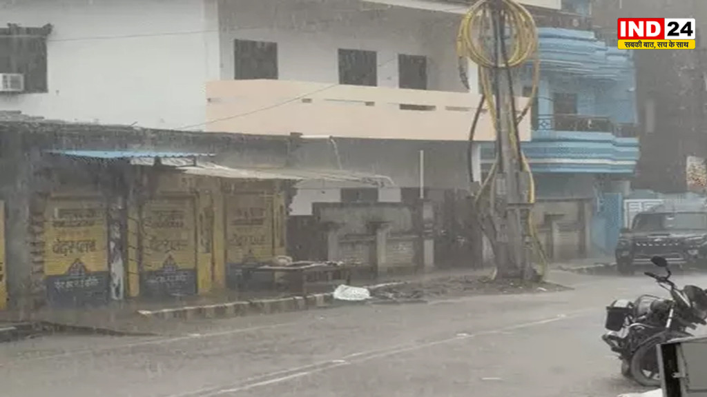 UP Weather Alert: प्रयागराज में तेज बारिश, बरेली में नदी में समाया मंदिर, 36 जिलों में अलर्ट
