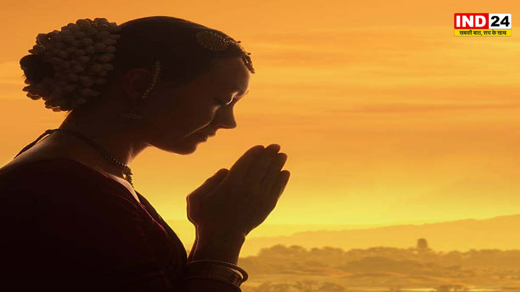 पूजा करते समय खड़े रहें या बैठें? जानिए आरती से लेकर आसन और दिशा तक क्या हैं धार्मिक मान्यताएं