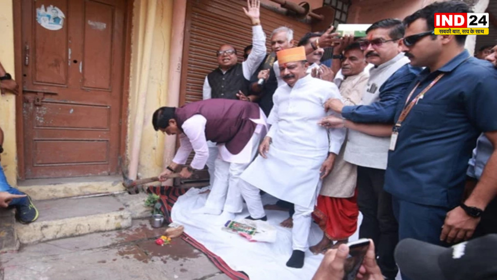 उज्जैन में सड़क चौड़ीकरण की जद में आया सीएम का घर, CM डॉ.मोहन यादव ने अपने पैतृक मकान पर खुद चलाई गैंती