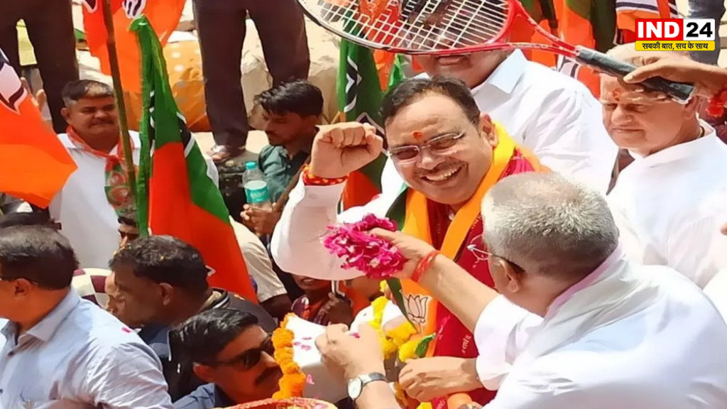 Alwar News: अलवर में CM भजनलाल शर्मा का रोड शो, उम्मीद से कम जुटी भीड़; मंत्री की तबीयत बिगड़ी, कार्यकर्ता का सवा लाख का मोबाइल गायब