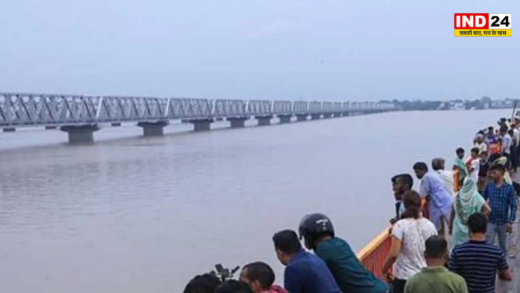 वाराणसी में गंगा का रौद्र रूप! चेतावनी स्तर पार, नावों पर रोक; 1,388 लोग बाढ़ की चपेट में