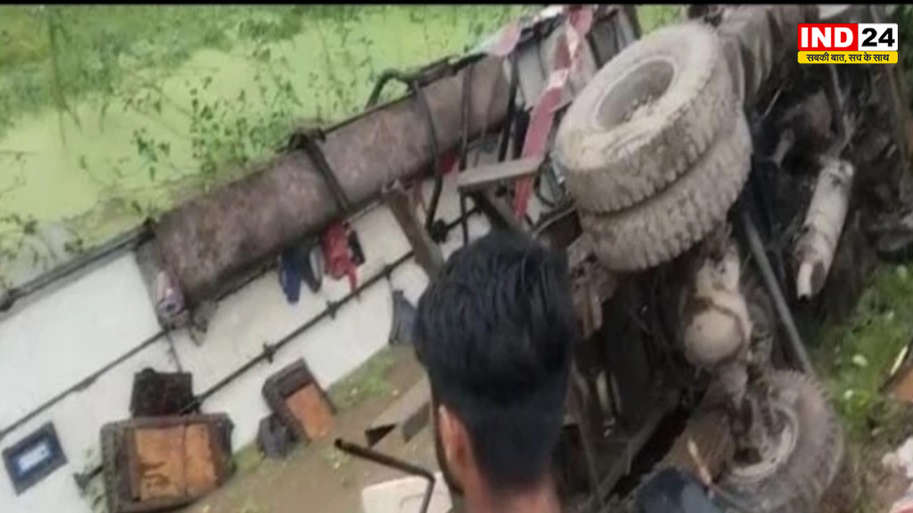 रीवा में भीषण सड़क हादसा, ट्रक की टक्कर से बस गड्ढे में गिरी, 3 यात्रियों की मौत, 8 गंभीर
