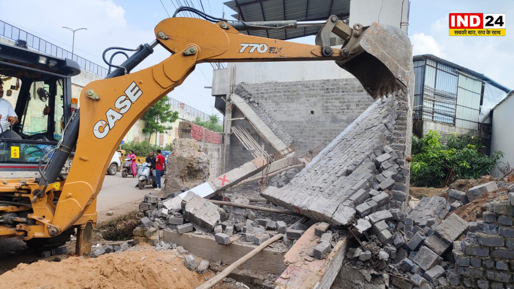 रायपुर : चंगोराभाठा में अवैध निर्माण पर निगम की कार्रवाई, अनुमति के विपरीत बन रहे व्यावसायिक भवन को हटाया