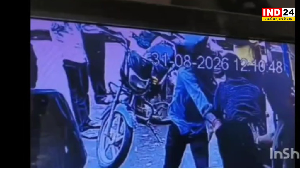 शराब के लिए पैसे नहीं दिए तो कारपेंटर पर चाकू से हमला, CCTV में कैद हुई वारदात