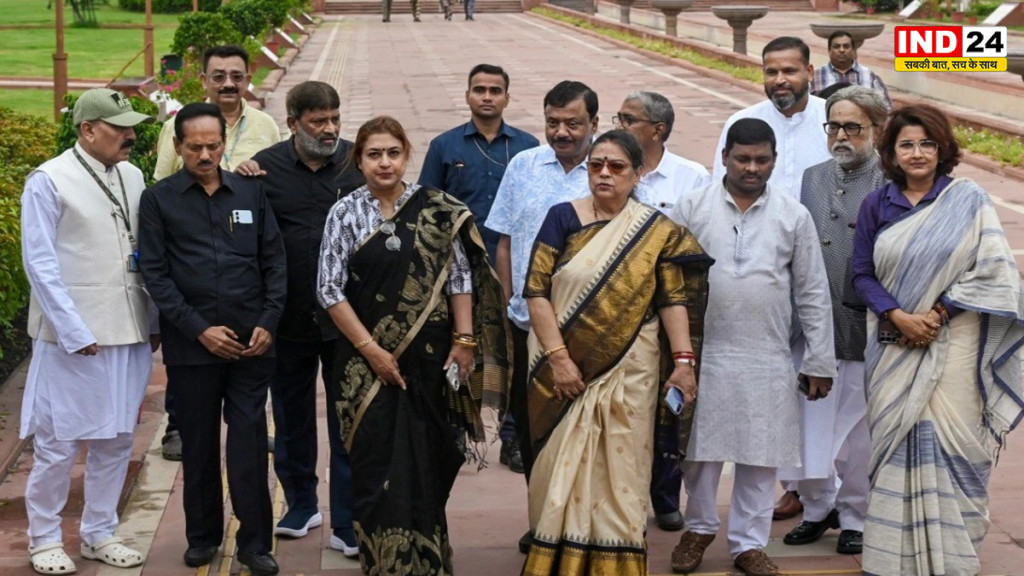 सांसदी रद्द करने के नोटिस पर घबराए TMC के बागी सांसद, लोक सभा अध्यक्ष ओम बिरला से मांगा 3 हफ्ते का अतिरिक्त समय