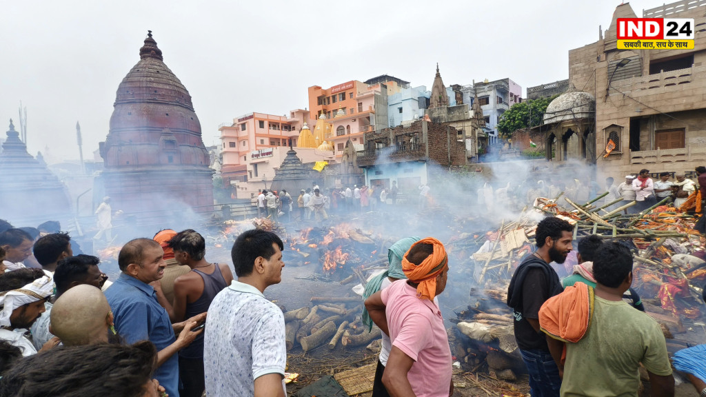 वाराणसी में गंगा का रौद्र रूप, मणिकर्णिका घाट जलमग्न; छतों पर हो रहा अंतिम संस्कार