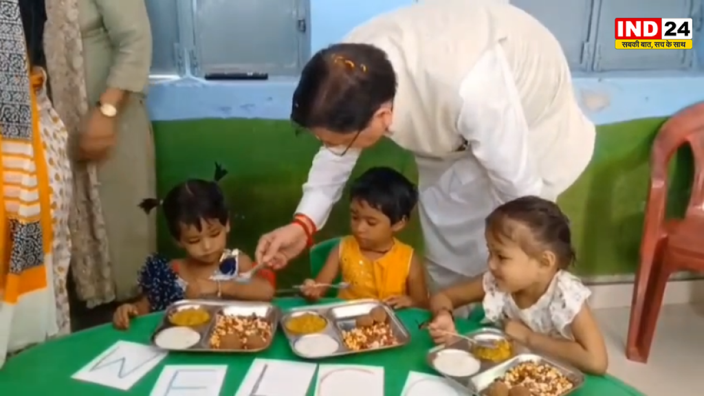 खटीमा में ‘आंगन मिलन’ कार्यक्रम में शामिल हुए सीएम धामी, बच्चों को परोसा भोजन 