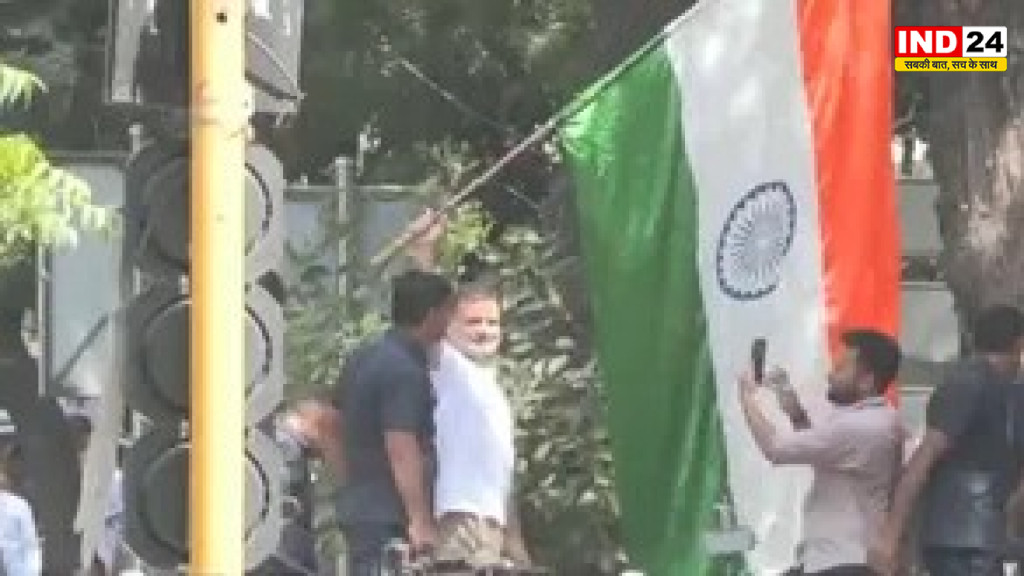 CEC ज्ञानेश कुमार के खिलाफ विपक्ष का हल्लाबोल, राहुल गांधी बैरिकेड पर चढ़े, इस्तीफे की मांग पर अड़ा INDIA ब्लॉक
