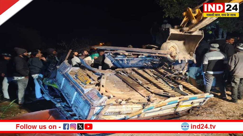 रतलाम-झाबुआ हाईवे पर दर्दनाक हादसा, टाइल्स से भरा ट्रक पिकअप वाहन पर पलटा, 3 की मौत